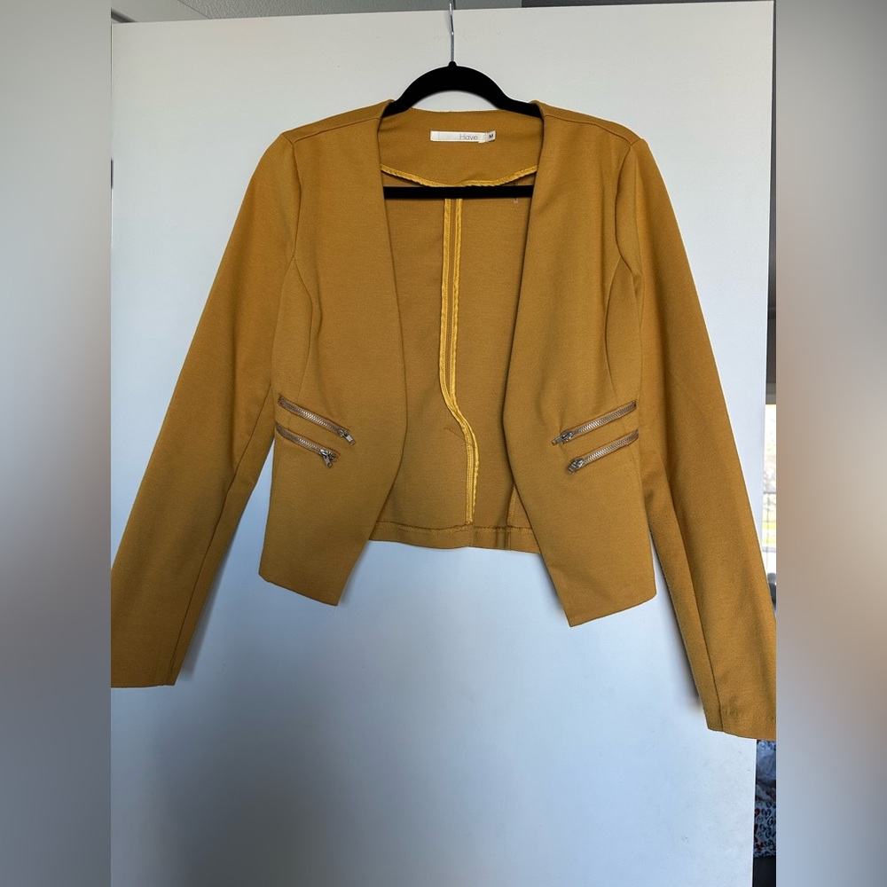 Cropped yellow blazer
